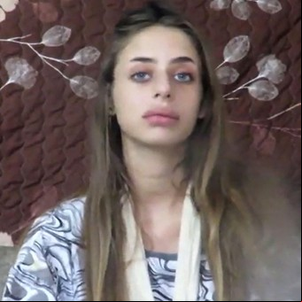 Quién es Maya Sham, la joven que aparece en la primera prueba de vida de los rehenes capturados por Hamas en Israel