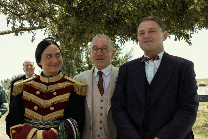 Lily Gladstone, De Niro y DiCaprio. La película dura casi tres horas y media. Foto UIP