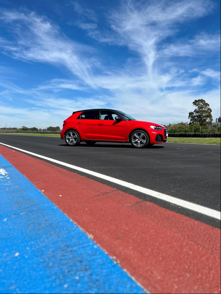 La puesta a punto del Audi A1 40 permiten disfrutarlo a pleno en la pista.