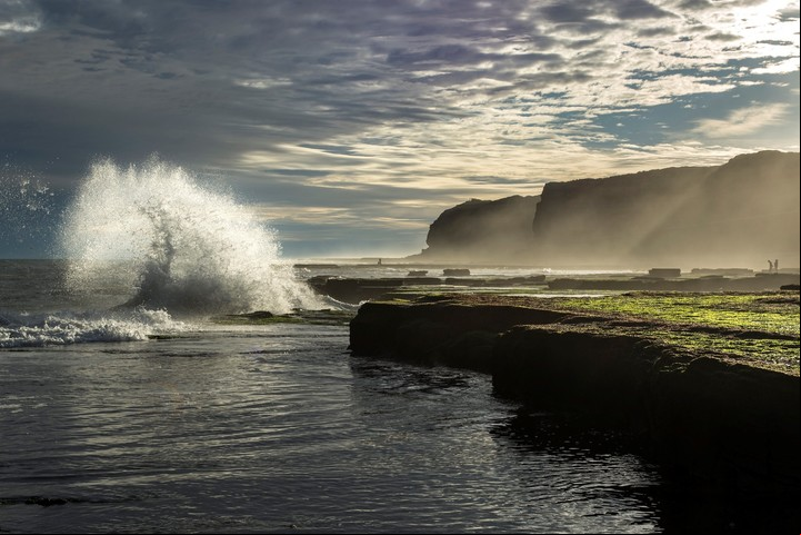 El mar salta entre las rocas; arriba corre la ruta 1. Foto Turismo Río Negro