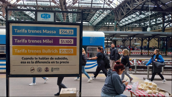 Los carteles de la campaña contra Bullrich y Milei también están en Constitución. Foto Guillermo Rodriguez Adami
