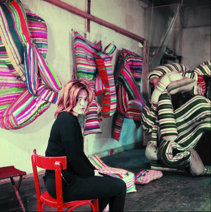 Marta Minujín posó en su estudio en París en 1963, rodeada de las esculturas multicolores de colchones por las que se hizo conocida. Foto: Archivo Marta Minujín vía Henrique Faria, Nueva York y Herlitzka & Co., Buenos Aires