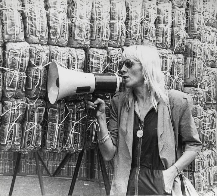 Minujín con una de sus piezas conceptuales, “La Torre de Pan de James Joyce”, en Dublín en 1980. Foto: Archivo Marta Minujín vía Henrique Faria, Nueva York y Herlitzka & Co ., Buenos Aires.