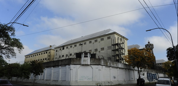 Por qué no se muda Devoto: una historia de promesas incumplidas y la cárcel que nadie quiere en el barrio