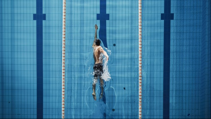 Natación o los aeróbicos en agua son buenos para hacer fortalecimiento, sin la carga que ocasionalmente es lo que causa el dolor. Foto Shutterstock.