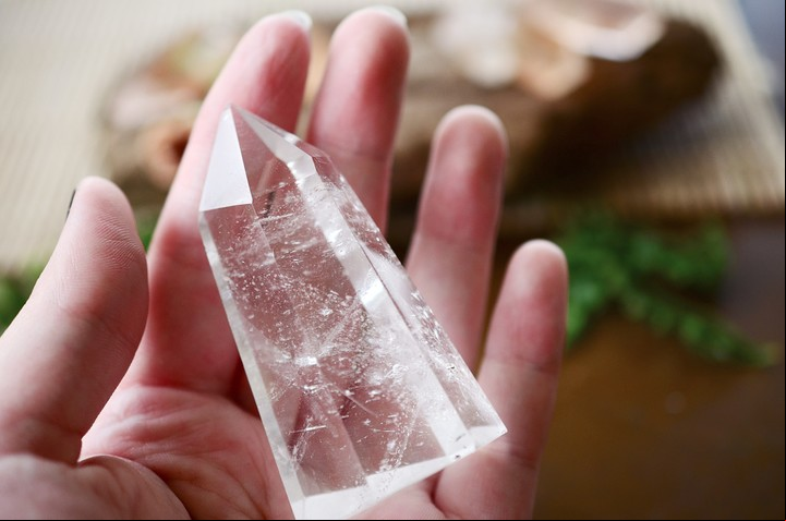 El cuarzo cristal es un amplificador de energías y puede limpiarse con agua. Foto: ilustración Shutterstock
