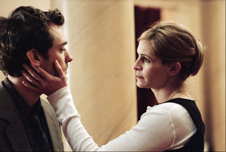 Jude Law y Julia en "Closer". Foto: Telam