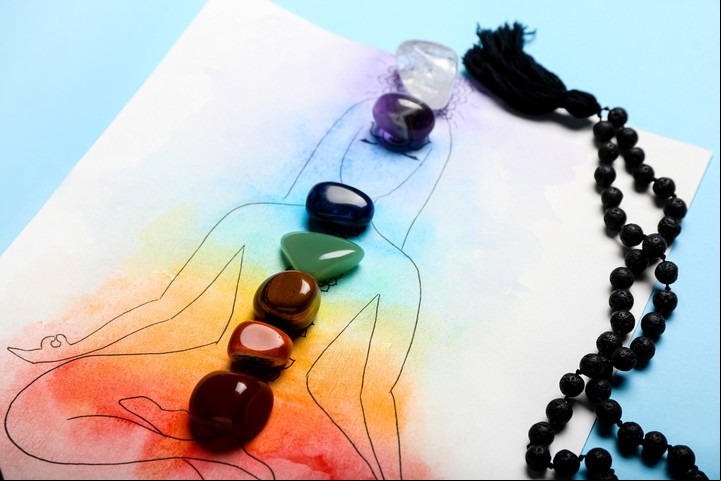 Hay diferentes gemas que limpian o resuenan con diferentes chakras. Foto: ilustración Shutterstock