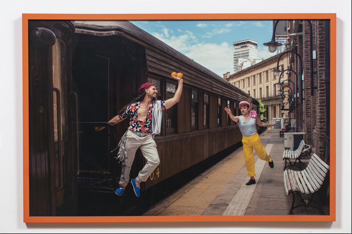 Lorenzo Javier González, “Llegar con naranjas en la mano”, 2022. Fotografía digital de toma directa, 66 x 100 cm. Mención. Categoría menores de 35 años.