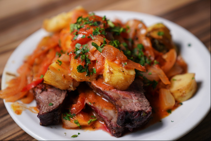 Tapa de asado al horno con papas, uno de los platos más pedidos. Foto: Juano Tesone.