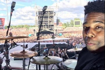 Cómo despidieron Britney, Justin, Miley, Ariana y Lady Gaga al baterista que tocó en sus discos y giras
