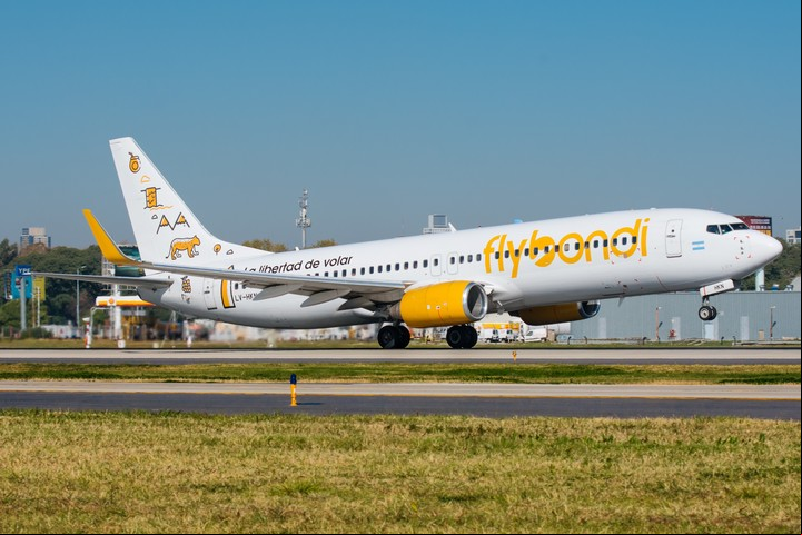 Flybondi operará 68 vuelos, entre nacionales e internacionales, desde Ezeiza. Foto: Archivo