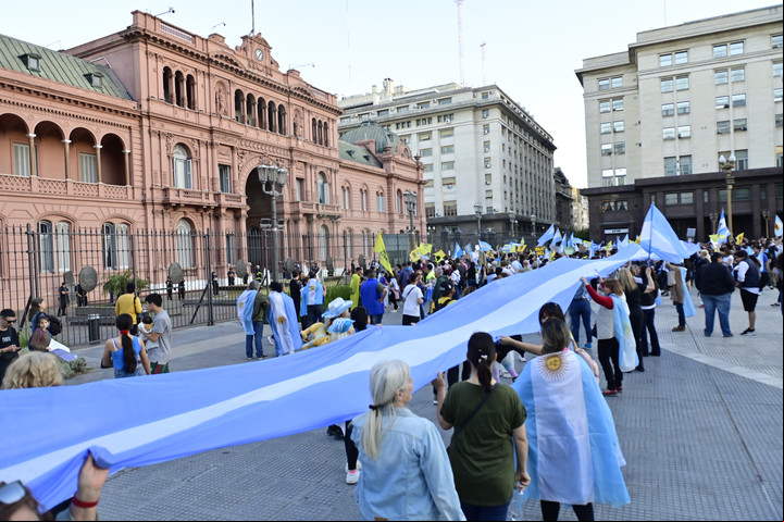 Banderas de Argentina y de La Libertad Avanza en la marcha libertaria. Foto: Matías Martin Campaya.