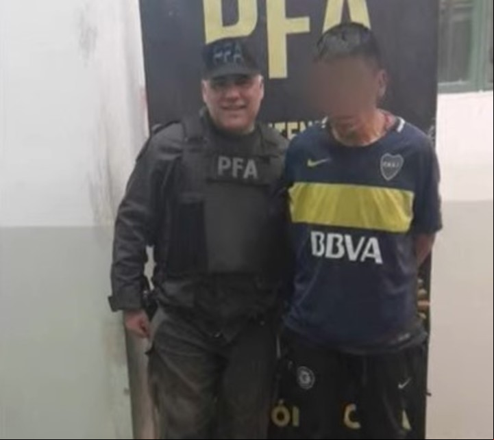 Un exaltado hincha de Boca amenazó con un cuchillo a los pasajeros del tren Roca y fue reducido por agentes policiales. Foto: Captura TN