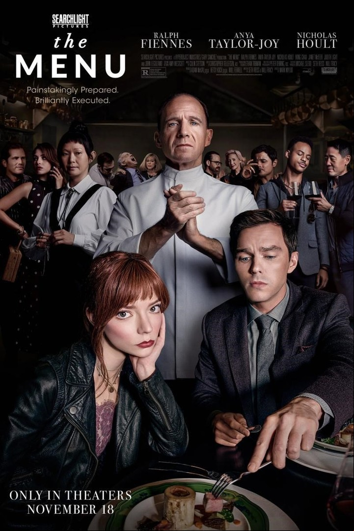 Anya Taylor-Joy, junto a
Ralph Fiennes y Nicholas Hoult en la película The Menú.
película The Menú