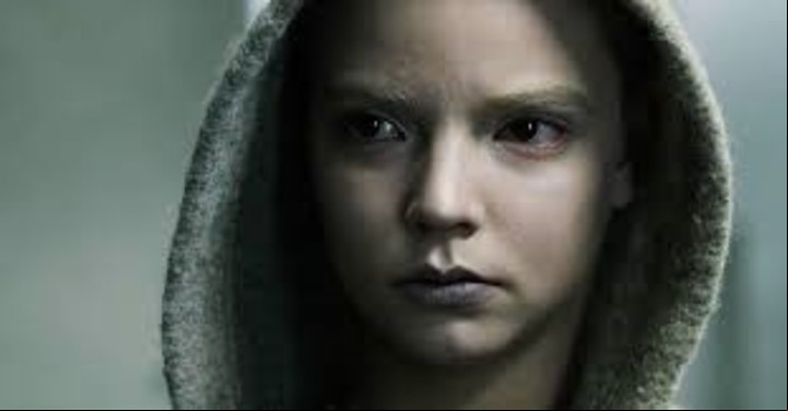 Anya Taylor-Joy en la película Morgan.