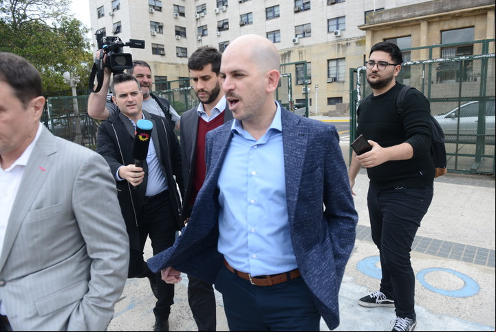 El dirigente de La Cámpora Fabián "Conu" Rodriguez sale el mes pasado de Comodoro Py tras entregar su celular al juez. Foto: Luciano Thieberger.