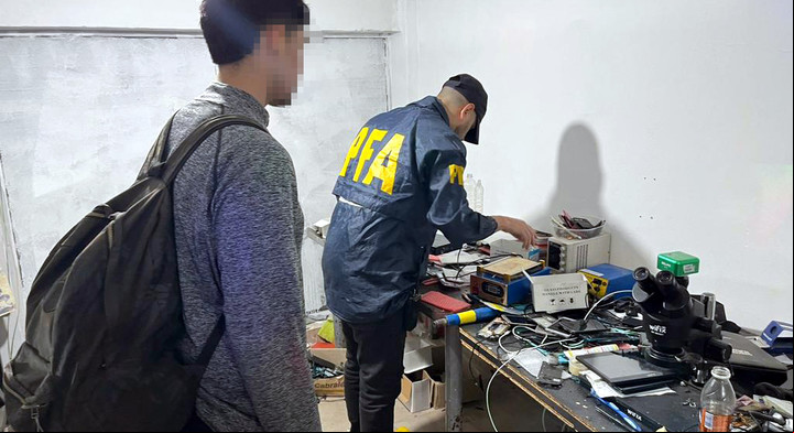 Un grupo de jóvenes quedó detenido acusado de haber sido responsable de al menos 30 amenazas de bomba. Foto: Télam