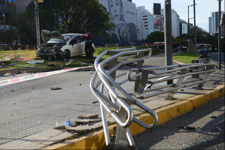 El auto terminó sobre la plazoleta sur del Obelisco. Foto: Luciano Thieberger.