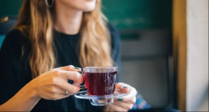 Grosellas negras. Se pueden consumir frescas, pero también en infusiones, batidos, cápsulas y otras opciones saludables.