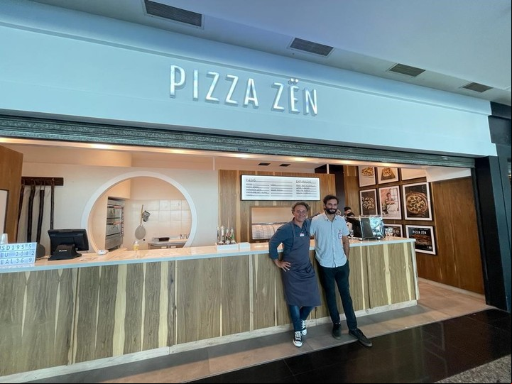Roberto y Mateo Petersen en su local del Aeropuerto Internacional de Ezeiza.