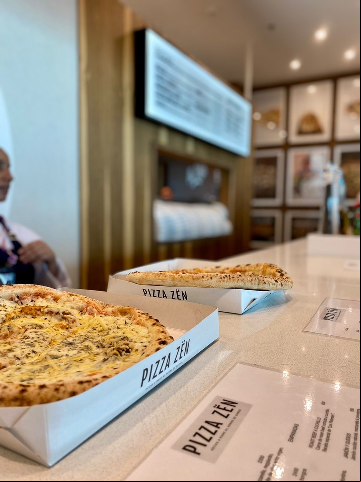 El mostrador de Pizza Zen Ezeiza.