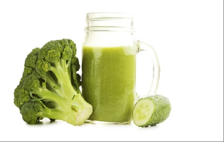 Beber un batido de brócoli y pepino, por ejemplo, brinda nutrientes para el organismo.