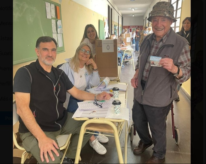 Cuando tenía 106 años, Ronnie Scott votó en un colegio de San Isidro. Foto: X