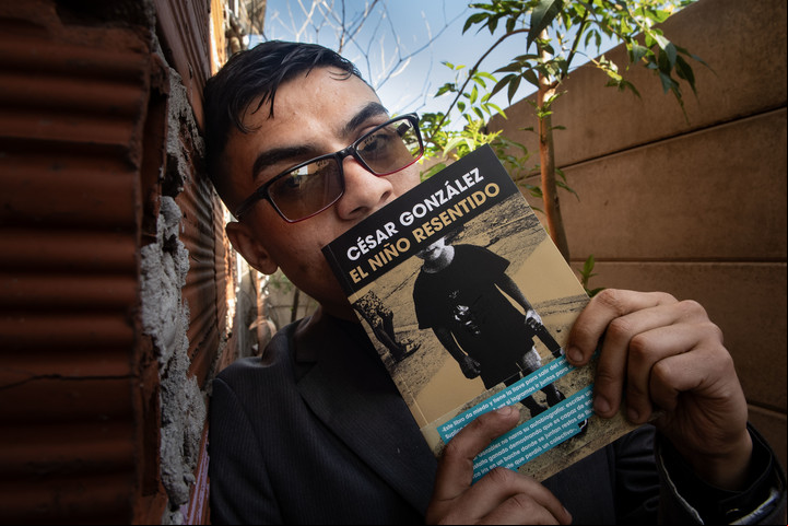 César González con su libro: "El niño resentido". Foto: Florencia Downes/ Telam