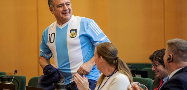 Milei impulsa a un ex funcionario K para la embajada en la OEA 