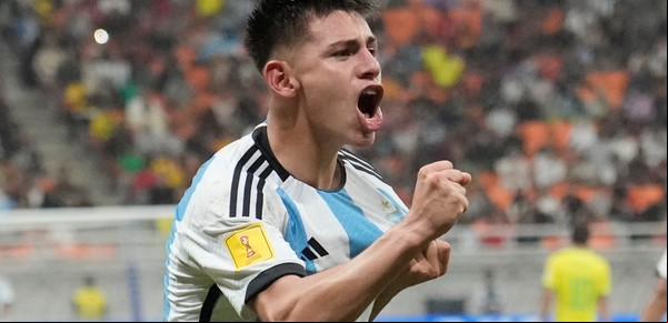 Otro dolor de cabeza para Demichelis: Echeverri se va de la pretemporada de River y se suma al Sub 23 de Mascherano