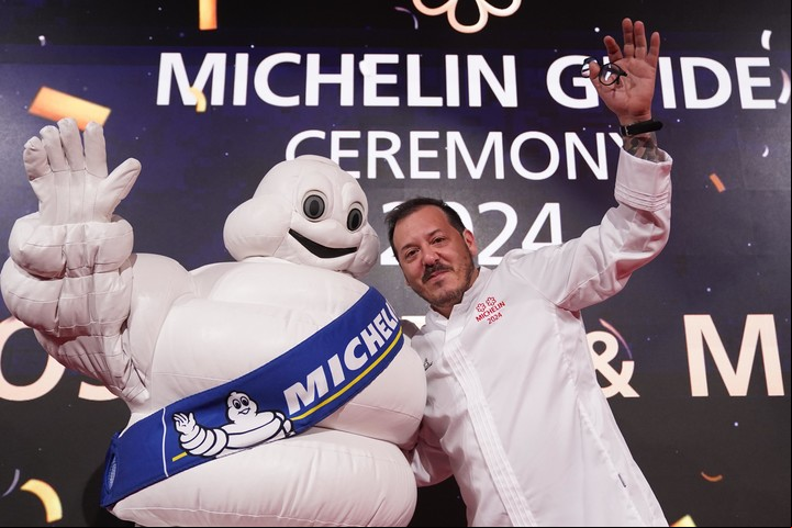 El chef Gonzalo Aramburu, único ganador de las dos estrellas, abrazando al famoso muñeco de Michelin. Foto Juano Tesone