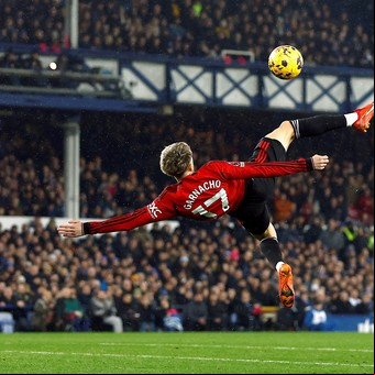 La locura del año de Garnacho en el Manchester United: golazo de chilena frente al Everton por la Premier League