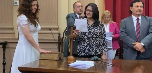 Una diputada de Salta se puso el vestido de novia para asumir su banca: "Hoy me caso con la gente"