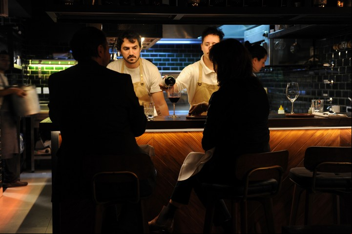 La barra de Mengano, un restaurante que desde el viernes está recibiendo más reservas de extranjeros. Foto Martín Bonetto / Archivo