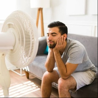 Lucha contra el verano: conocé de qué forma podés hacer que el ventilador enfrie tanto como un aire acondicionado