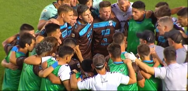 La emotiva arenga de Martín Palermo antes de los penales con los que Platense eliminó a Huracán: "No nos podemos entregar ahora"