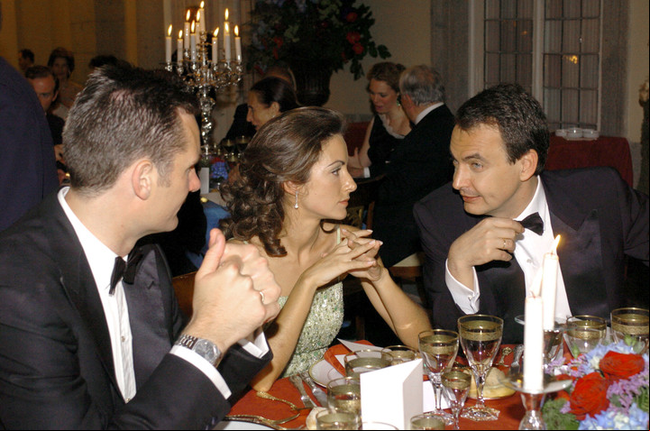 En el medio, Telma Ortíz, la hermana de Letizia. Foto: AFP