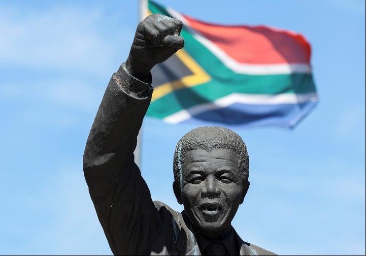 La estatua de Nelson Mandela que se erige en Ciudad del Cabo. REUTERS/Esa Alexander