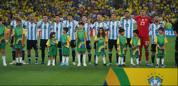 Doble sanción de la FIFA contra la AFA por cantos racistas y el escándalo en el Maracaná: los pasos para apelar