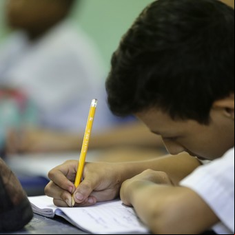 Hay cada vez más chicos de 15 años en la escuela, pero aprenden menos