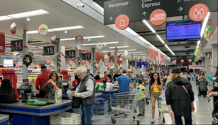 Supermercados Coto ofrece grandes descuentos y promociones cada día de la semana con diferentes medios de pago. Foto: Rafael Mario Quinteros - FTP CLARIN