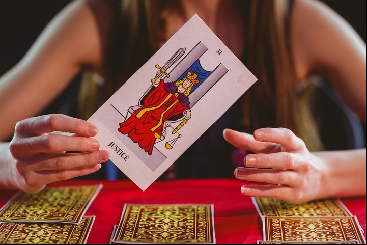 En el tarot, el 8 está representado por el Arcano de La Justicia. Foto: ilustración Shutterstock.