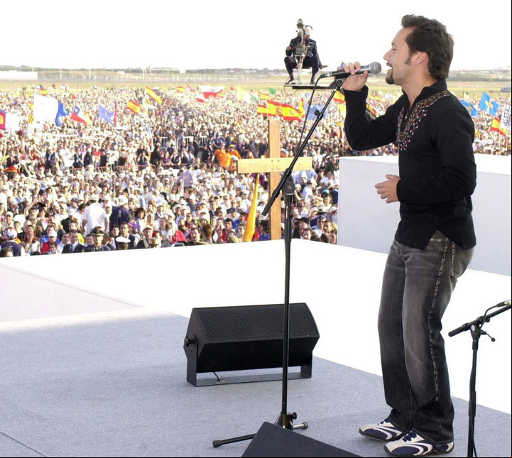Diego Torres, cuando cantó "Color esperanza" el Papa Juan Pablo II, en Madrid. Foto: EFE/Alberto Martín