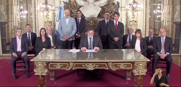 Qué opinan los economistas sobre los puntos más importantes del DNU de Milei