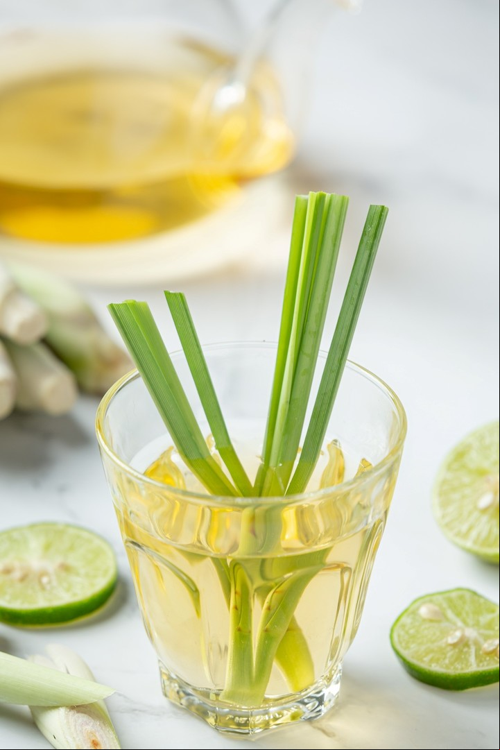 El apio puede agregarse a jugos o licuados Foto: Freepik.