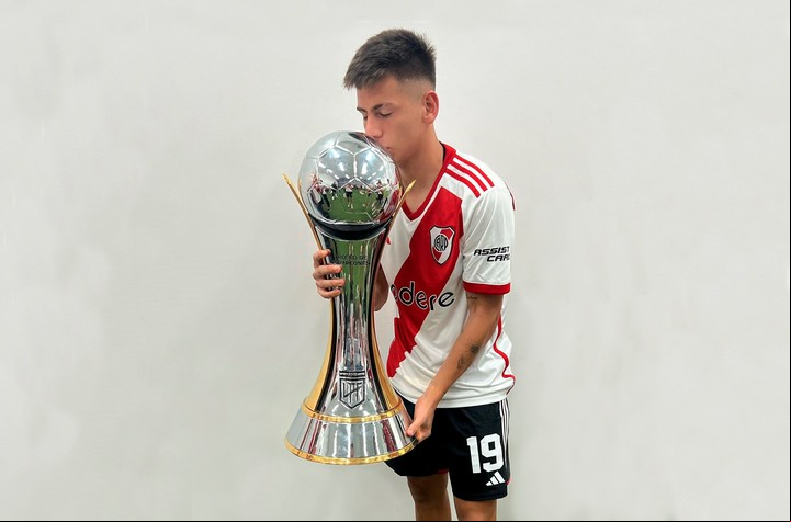 Claudio Echeverri y el Trofeo de Campeones que ganó en su último partido del año. Foto:IG TROFEO DE CAMPEONES
