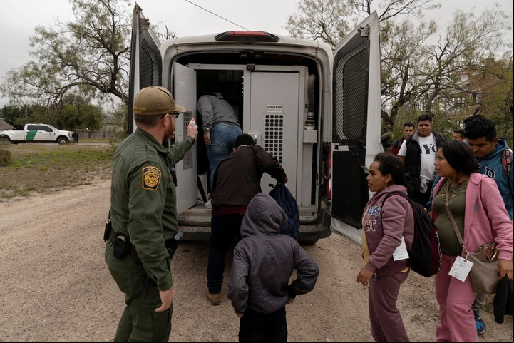 Guardias fronterizos detienen a migrantes que cruzaron el Rí Grande para llegar a Eagle , en Texas, este viernes. Foto: REUTERS