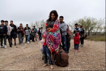 Una avalancha migratoria en la frontera con México complica al gobierno de Joe Biden