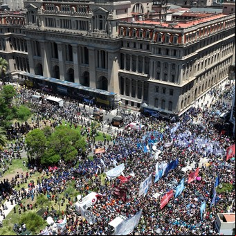 La CGT marchó contra el DNU de Milei: impuso su estrategia moderada pero al final hubo incidentes con autoconvocados 